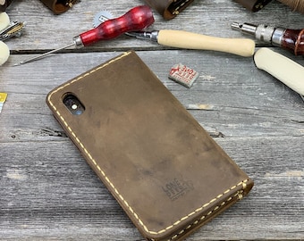 Gepersonaliseerde leren portemonnee-hoesje voor iPhone 13 Pro: handgemaakt, verweerd leer met kaartsleuven