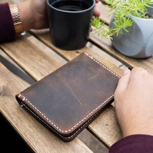 Porte-passeport en cuir fait main - Organiseur de voyage pour homme et femme en marron rustique - Cadeau de la Saint-Valentin par Lone Deer Leather