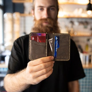 Regalo di San Valentino per lui - Porta carte minimalista in vera pelle - Portafoglio da uomo sottile personalizzato fatto a mano color castagna