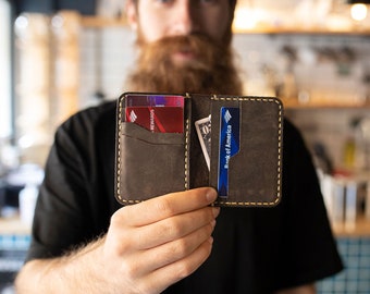 Regalo de San Valentín para él: tarjetero minimalista de cuero genuino, billetera personalizada hecha a mano de diseño delgado en color castaño para hombre