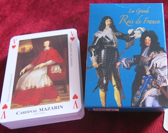 Peut inclure: Un jeu de cartes à jouer avec des portraits de la royauté française, dont le cardinal Mazarin, Louis XIII et Louis XIV. La boîte est bleue avec des lettres dorées et le dos des cartes est blanc avec des cœurs rouges.