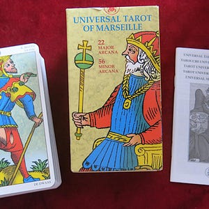 Universal-Tarot von Marseille – 78-Karten-Deck + mehrsprachiges Booklet