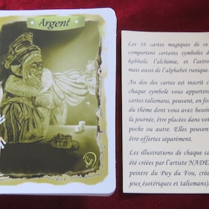 Puede incluir: Una carta de tarot con la palabra "Argent" en la parte superior, con una ilustración en tonos sepia de una figura con sombrero y cuello con volantes. A la derecha, una pequeña tarjeta con texto en francés. La carta es parte de un juego.