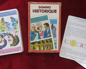 Peut inclure: Une boîte de jeu vintage avec le titre "Domino Historique" en lettres rouges et blanches. La boîte contient un jeu de dominos avec des personnages et des événements historiques. Les instructions du jeu sont imprimées sur une carte séparée.