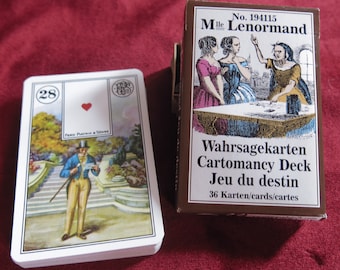 Könnte beinhalten: Ein Deck mit 36 Lenormand-Wahrsagekarten in einer braunen Schachtel. Die Schachtel trägt den Text "No. 194115 Mlle Lenormand Wahrsagekarten Cartomancy Deck Jeu du destin 36 Karten/cards/cartes". Die Karte im Bild ist Nummer 28 und hat ein rotes Herzsymbol.