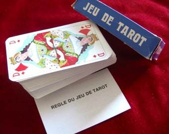 Könnte beinhalten: Ein Tarot-Kartendeck mit einer blauen Schachtel, auf der "Jeu de Tarot" steht, und einer weißen Karte, auf der "Regle du Jeu de Tarot" steht.