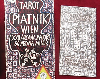 Puede incluir: Un juego de cartas y baraja de Tarot vintage. La caja de la baraja es de color rojo oscuro con texto blanco que dice "TAROT PIATNIK WIEN" y "XXII ARCANA MAJOR 56 ARCANA MINOR". La tarjeta presenta el texto "FASZINATION INTUITION" y un cuadrado de palabras.