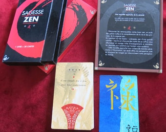 Op de afbeelding: Een set van 30 Zen-wijsheidkaarten in een zwarte doos met rode en witte kalligrafie. De doos heeft de woorden "Sagesse Zen" op de voorkant. De kaarten zijn in een blauw-turkoois kleurenschema met gouden kalligrafie. De kaarten hebben de woorden "福" en "来" erop.