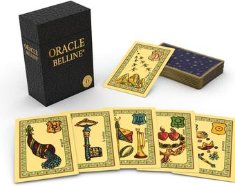 Puede incluir: Una caja negra texturizada con el texto dorado ORACLE BELLINE y una baraja de cartas. Las cartas presentan fondos de color crema con ilustraciones coloridas, incluyendo un cuerno de la abundancia, una llave, una trompeta, corazones y símbolos.