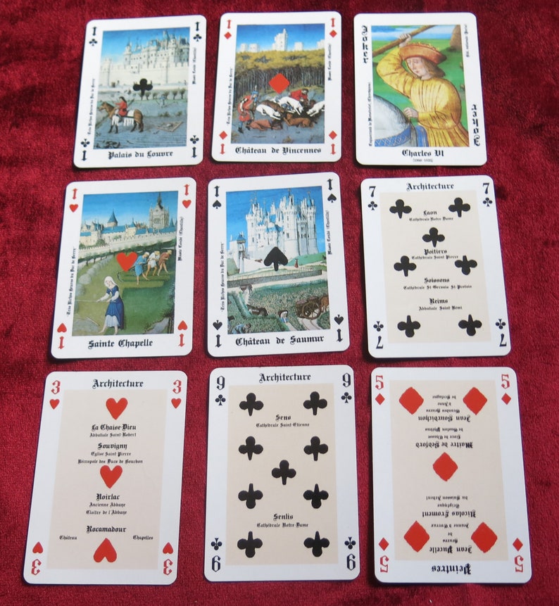 K&ouml;nnte beinhalten: Ein Spielkartenset mit Illustrationen ber&uuml;hmter franz&ouml;sischer Architektur. Die Karten sind von 1 bis 9 nummeriert und beinhalten den Joker. Die Kartenr&uuml;cken zeigen ein sich wiederholendes Muster aus Lilien.