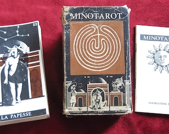 Puede incluir: Un juego de cartas de tarot Minotauro vintage con tres componentes: una carta, una caja y un folleto de instrucciones. La caja presenta un diseño de laberinto y el texto "MINOTAROT". La carta representa una figura con cabeza de cuernos y el texto "LA PAPESSE". El folleto tiene una ilustración de sol.