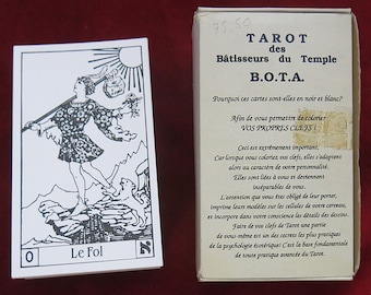 Puede incluir: Una carta de tarot en blanco y negro con el Loco, la primera carta del Arcano Mayor, representada por un joven con un bastón y un perro. La carta está etiquetada como "Le Fol" y tiene el número "0" en la esquina inferior izquierda.