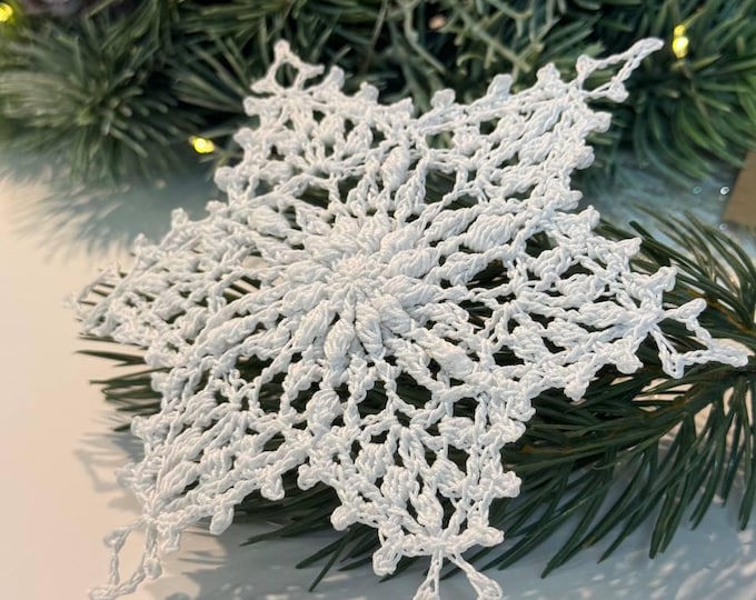 Snowflakes white Handmade: set of 7 snowflakes crocheted from high quality cotton yarn