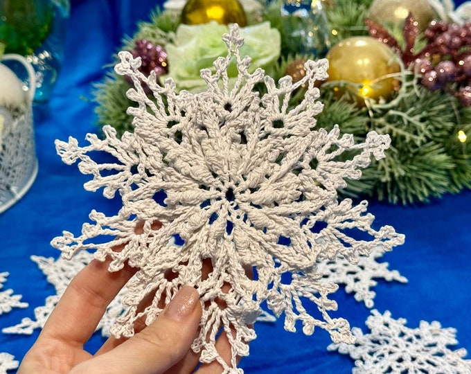 Snowflakes white Handmade: set of 7 snowflakes crocheted from high quality cotton yarn