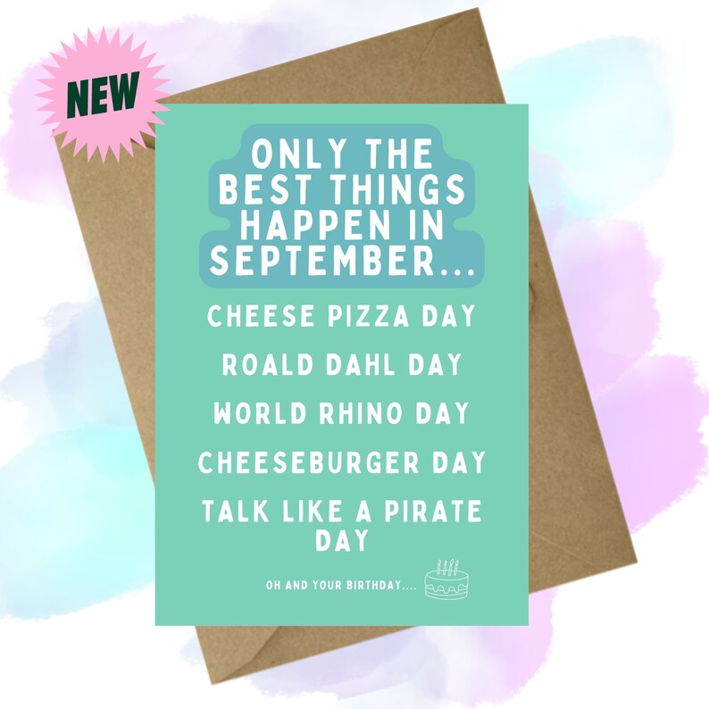 K&ouml;nnte beinhalten: Eine t&uuml;rkisfarbene Karte mit dem Text "ONLY THE BEST THINGS HAPPEN IN SEPTEMBER..." und einer Liste von September-Feiertagen, darunter "CHEESE PIZZA DAY", "ROALD DAHL DAY", "WORLD RHINO DAY", "CHEESEBURGER DAY", "TALK LIKE A PIRATE DAY" und "OH AND YOUR BIRTHDAY..." mit einem kleinen Kuchen-Symbol.