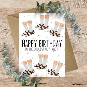 Może przedstawiać: Biała kartka z życzeniami urodzinowymi, które brzmią: "Happy Birthday to the coolest guy I know!" Kartka jest ozdobiona konfetti i ilustracjami owłosionych nóg w sandałach.