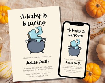 Könnte beinhalten: Eine Babyparty-Einladung mit einer skurrilen Illustration eines Kessels mit blauem Rauch und einem Holzlöffel. Der Text lautet "A baby is brewing" und enthält den Namen "Jessica Smith" sowie Details zur Veranstaltung.