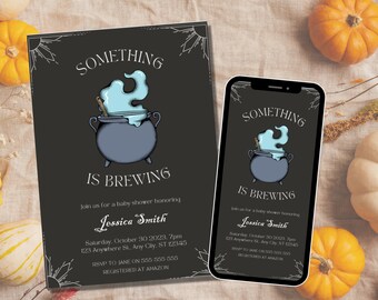 Könnte beinhalten: Eine schwarz-weiße Einladung mit einem Kessel und Dampf, mit dem Text "Something is Brewing" und Details für eine Babyparty zu Ehren von Jessica Smith.
