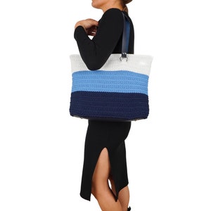 Marineblaue Häkeltasche, blaue Häkel-Umhängetasche, weiße handgestrickte Damentasche, Häkel-Umhängetasche mit Lederaccessoires, Muttertagsgeschenk
