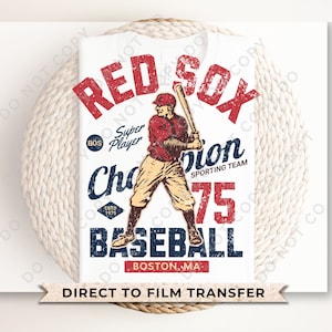 Może przedstawiać: Grafika baseballowa Red Sox z ilustracją w stylu vintage baseballisty w czerwono-białym stroju trzymającego kij. Tekst głosi "Red Sox", "Super Player", "Champion Sporting Team", "Est. 1975", "Baseball" i "Boston, MA".