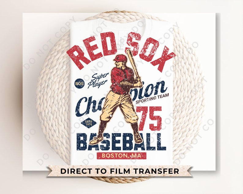 Może przedstawiać: Grafika baseballowa Red Sox z ilustracją w stylu vintage baseballisty w czerwono-białym stroju trzymającego kij. Tekst głosi "Red Sox", "Super Player", "Champion Sporting Team", "Est. 1975", "Baseball" i "Boston, MA".