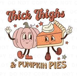 K&ouml;nnte beinhalten: Ein rosa K&uuml;rbis und ein St&uuml;ck K&uuml;rbiskuchen mit Gesichtern und Armen. Der K&uuml;rbis winkt und der Kuchen zeigt ein Peace-Zeichen. Der Text "Thick Thighs & Pumpkin Pies" ist in orangefarbenen und braunen Buchstaben geschrieben.