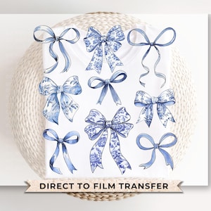 Transferencia DTF con lazos azules y blancos, lista para imprimir, transferencia de camisetas, transferencia de calor, directa a película, despegado en frío, femenina, moderna, floral