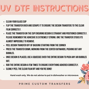 K&ouml;nnte beinhalten: Eine rosa und wei&szlig;e Grafik mit dem Text "UV DTF INSTRUCTIONS" in gro&szlig;en, fetten roten Buchstaben. Der Text darunter listet Anweisungen zum Anbringen eines Design-Transfers auf eine Glas Tasse auf. Die Anweisungen umfassen Schritte wie das Reinigen der Tasse, das Abziehen des Transfers vom Tr&auml;ger und das Andr&uuml;cken des Transfers, um Luftblasen zu entfernen. Die Grafik enth&auml;lt auch ein handgezeichnetes Blumenmuster in der unteren rechten Ecke.
