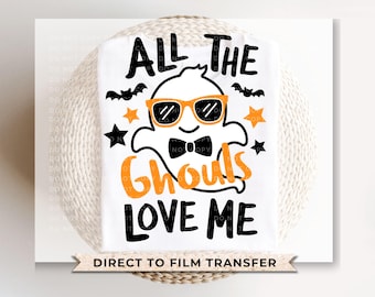 Könnte beinhalten: Weißes T-Shirt mit einem Cartoon-Geist, der eine orangefarbene Sonnenbrille und eine Fliege trägt. Der Text "ALL THE GHOULS LOVE ME" ist in Schwarz und Orange gedruckt. Enthält Fledermäuse und Sterne. Direkter Folientransfer.
