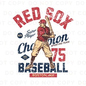 Może przedstawiać: Grafika baseballowa Red Sox w stylu vintage z efektem zużycia. Grafika przedstawia baseballistę w czerwonej koszulce i czapce z daszkiem, trzymającego kij. Tekst głosi "Red Sox", "Champion Sporting Team", "75", "Baseball", "Boston, MA" i "Super Player".