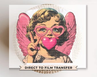 Peut inclure: Un ange rose et blanc avec des ailes, portant des lunettes en forme de cœur rose et soufflant une bulle en forme de cœur rose. L'ange a les cheveux blonds et sourit.