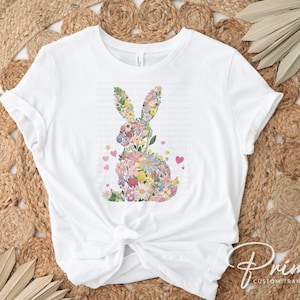 Op de afbeelding: Wit T-shirt met een bloemig konijnontwerp. Het konijn is gemaakt van kleurrijke bloemen en bladeren.