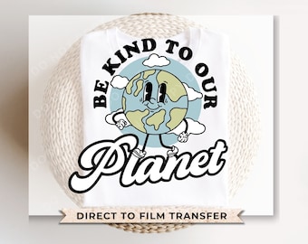 Könnte beinhalten: Weißes T-Shirt mit einer blauen und grünen Grafik einer Cartoon-Erde mit dem Text "Be Kind To Our Planet".