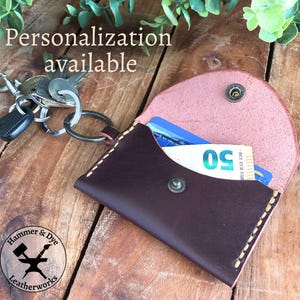 Personalisierte Schlüsselanhänger aus braunem Leder, handgefertigter minimalistischer Schlüsselbund Kreditkartenhalter, kompakte Schlüsselring Geldbörse, Reisekartenhalter