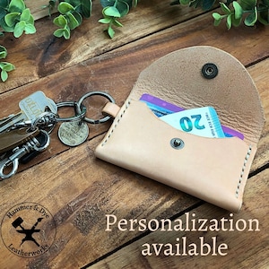 Personalisierte ungefärbte Leder Schlüsselanhänger Brieftasche, handgefertigte minimalistische Schlüsselanhänger Kreditkartenhalter, kompakte Schlüsselanhänger Geldbörse, Reise-Kartenhalter