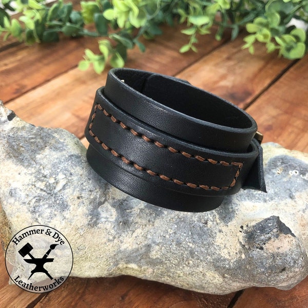 Schwarzes Lederarmband mit Schnallenverschluss, verstellbares breites Unisex-Armband, handgefertigtes Armband im Rock-Stil