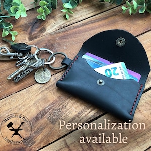 Handgemaakte zwart lederen sleutelhanger creditcardhouder, minimalistische sleutelhanger portemonnee, compacte sleutelhanger portemonnee, gepersonaliseerde reiskaarthouder,