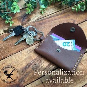 Personalisierte braune Leder Schlüsselbund Brieftasche, handgefertigte minimalistische Schlüsselring Kreditkartenhalter, kompakte Schlüsseletui, Reise-Kartenhalter