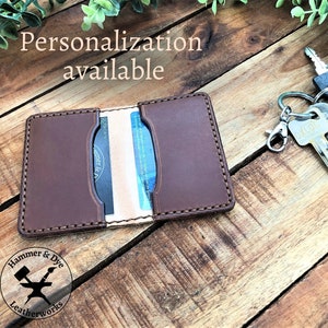 Handgefertigte Leder Personalisierte Kreditkarten Brieftasche, Minimalistische Bifold Kartenhülle mit 2 Kartenfächern, Herren Kartenhalter