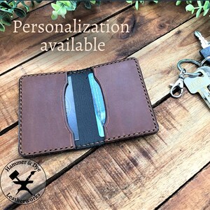 Handgefertigte personalisierte Lederkartenhülle, zweifarbiges, zweifaches Design mit 2 Kartenfächern, kompakte, anpassbare Herrenbrieftasche