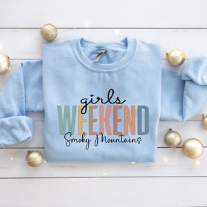 Peut inclure: Sweat-shirt bleu clair avec le texte "girls weekend Smoky Mountains" en lettres color&eacute;es.