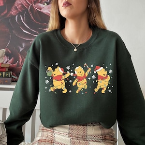 Sudadera navideña de Winnie the Pooh, sudadera divertida de cuello redondo navideña, camiseta navideña de Pooh, regalo navideño familiar, sudadera navideña adorable