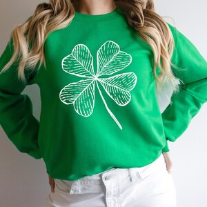 Sweat rétro trèfle à quatre feuilles, chemise drôle pour la Saint-Patrick, chemise femme pour la Saint-Patrick, ambiance porte-bonheur, cadeau pour la Saint-Patrick, fête de l&#39;Irlande