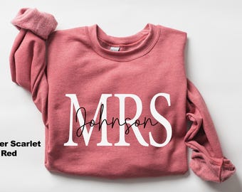 Peut inclure: Sweat-shirt rouge écarlate heather avec le texte "MRS Johnson" en lettres blanches.