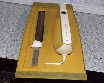 2210 Hamilton Beach Scovill Vintage Electric Knife & Wall Plate - Works Great - Slips Out of Wall Plate - Made in the USA