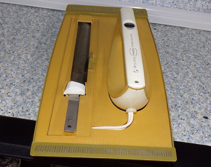 2210 Hamilton Beach Scovill Vintage Electric Knife & Wall Plate - Works Great - Slips Out of Wall Plate - Made in the USA