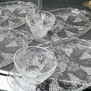 Anchor Hocking Sparkling Crystal Vintage Serva-Snack Harvest Grape 8 pc Set (4) 11" x 6.5" Plates & (4) Cups - Great Condition