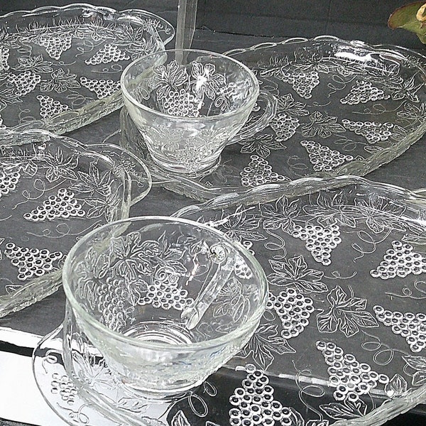 Anchor Hocking Sparkling Crystal Vintage Serva-Snack Harvest Grape 8 pc Set (4) 11" x 6.5" Plates & (4) Cups - Great Condition