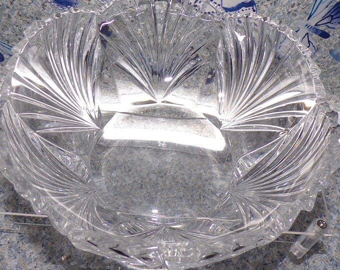 2206 Beautiful Scalloped Edge 8.5" Vintage Serving Bowl Heavy Lead Crystal - Great Condition