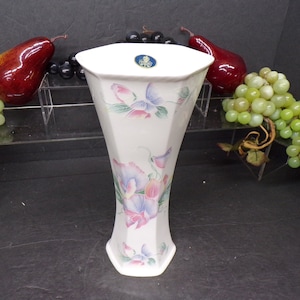 2309 John Aynsley England Little Sweetheart Bone China Porcelain 8.75&quot; Vase Vintage 1980&#39;s Pastel Floral Pattern - Great Condition